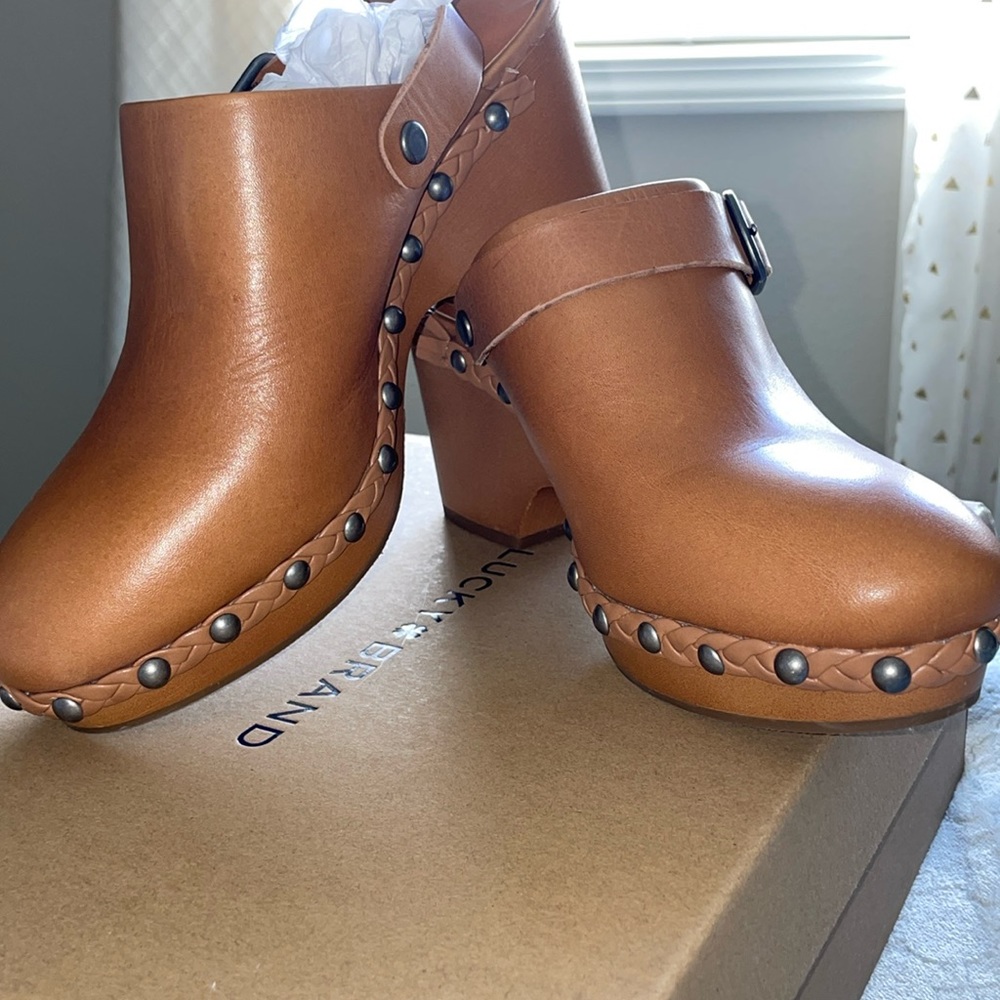 Adorable Lucky Brand clogs!